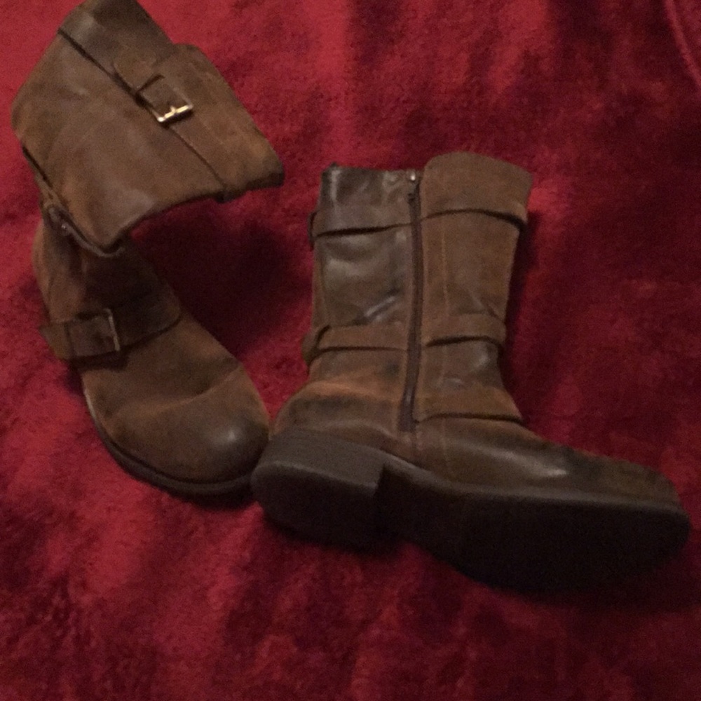 Boots 👢 for a fun upcoming fall night out.